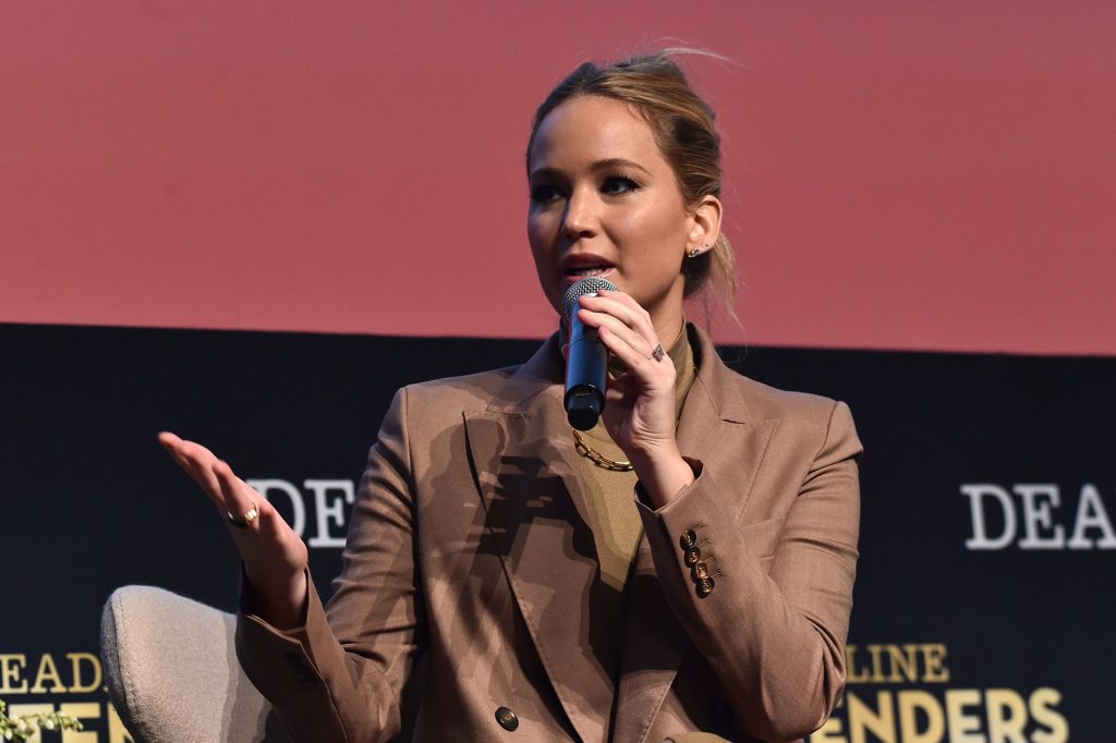 Jennifer Lawrence uit de film "brug" Hij spreekt op het podium tijdens Contenders Film: Los Angeles in het DGA Theatre Complex op 19 november 2022 in Los Angeles, Californië.