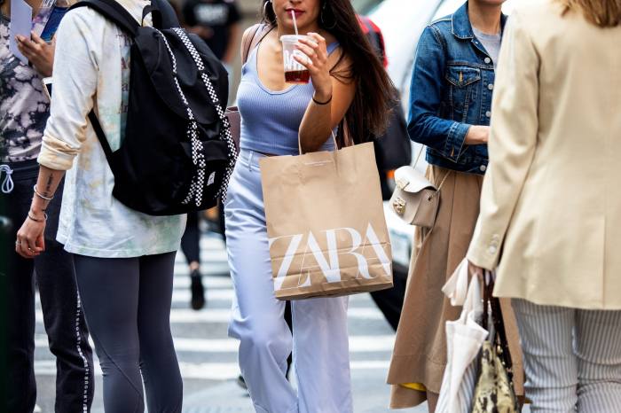 Een shopper draagt ​​een tas van Zara in New York