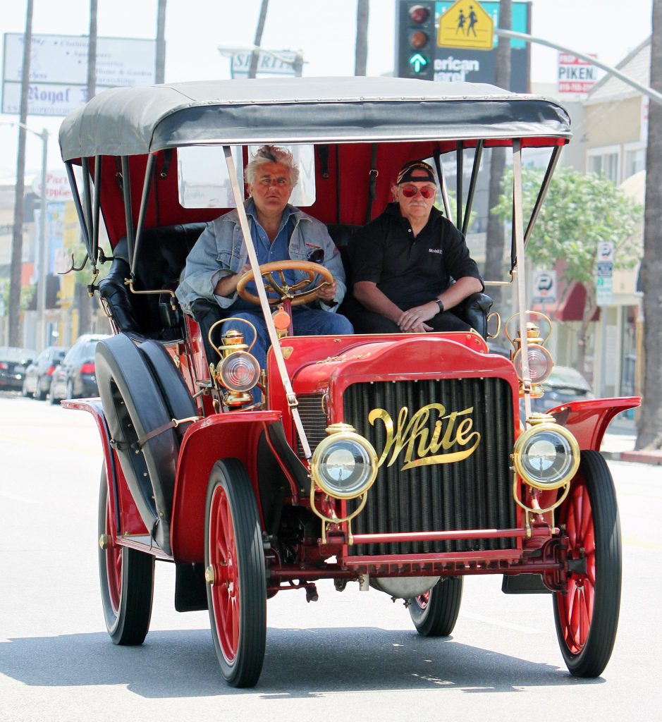 Op foto's uit juli 2010 is te zien hoe Jay Leno door Los Angeles rijdt in zijn witte auto uit 1908, die explodeerde bij een garagebrand. 