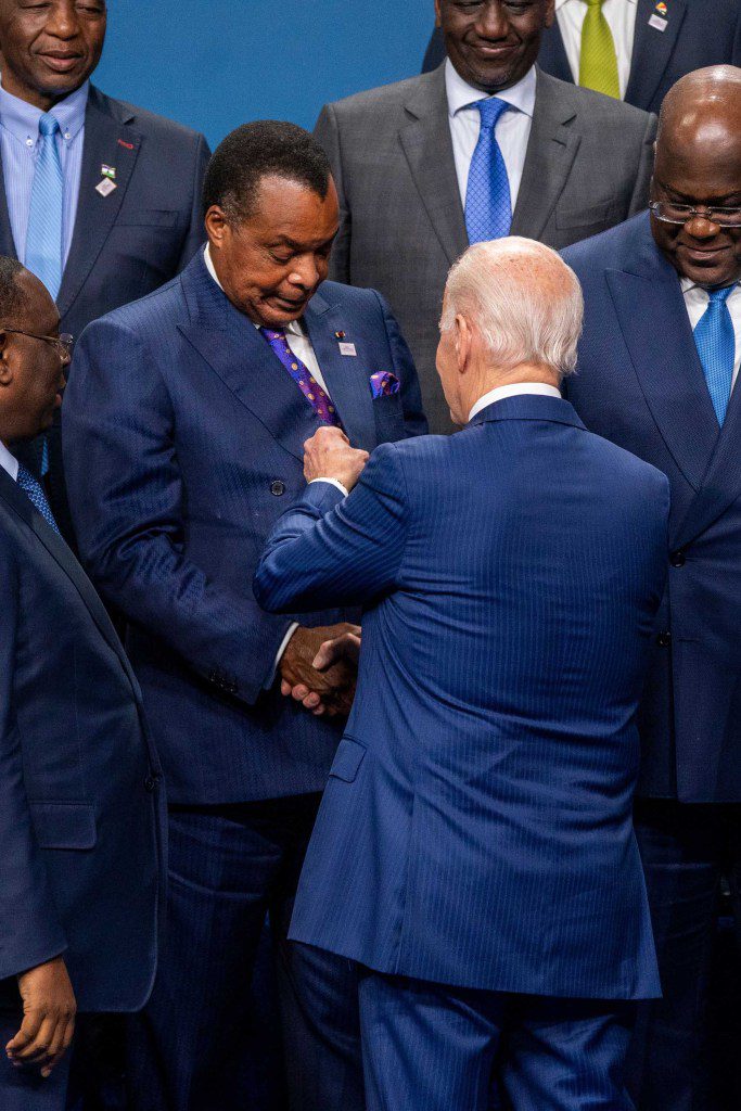 Biden spreekt met de president van de Republiek Congo, Denis Sassou Nguesso, die al 38 jaar in functie is. 