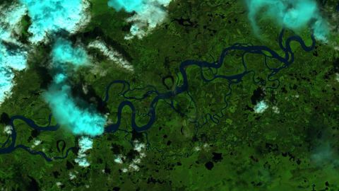 De gegevens van de SWOT vormen een aanvulling op het door USGS ontwikkelde systeem voor het meten van de opkomst en stroming van voorheen niet-gecontroleerde rivieren in Alaska.  De Landsat-satelliet legde dit beeld vast van de Yukon-rivier nabij het dorp Stevens, Alaska.