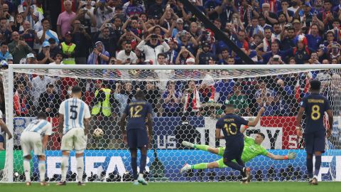 Mbappé scoort het derde doelpunt van Frankrijk tegen Argentinië in de WK-finale.