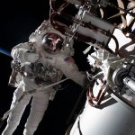 Astronauten geven het ruimtestation een boost tijdens de ruimtewandeling van zaterdag