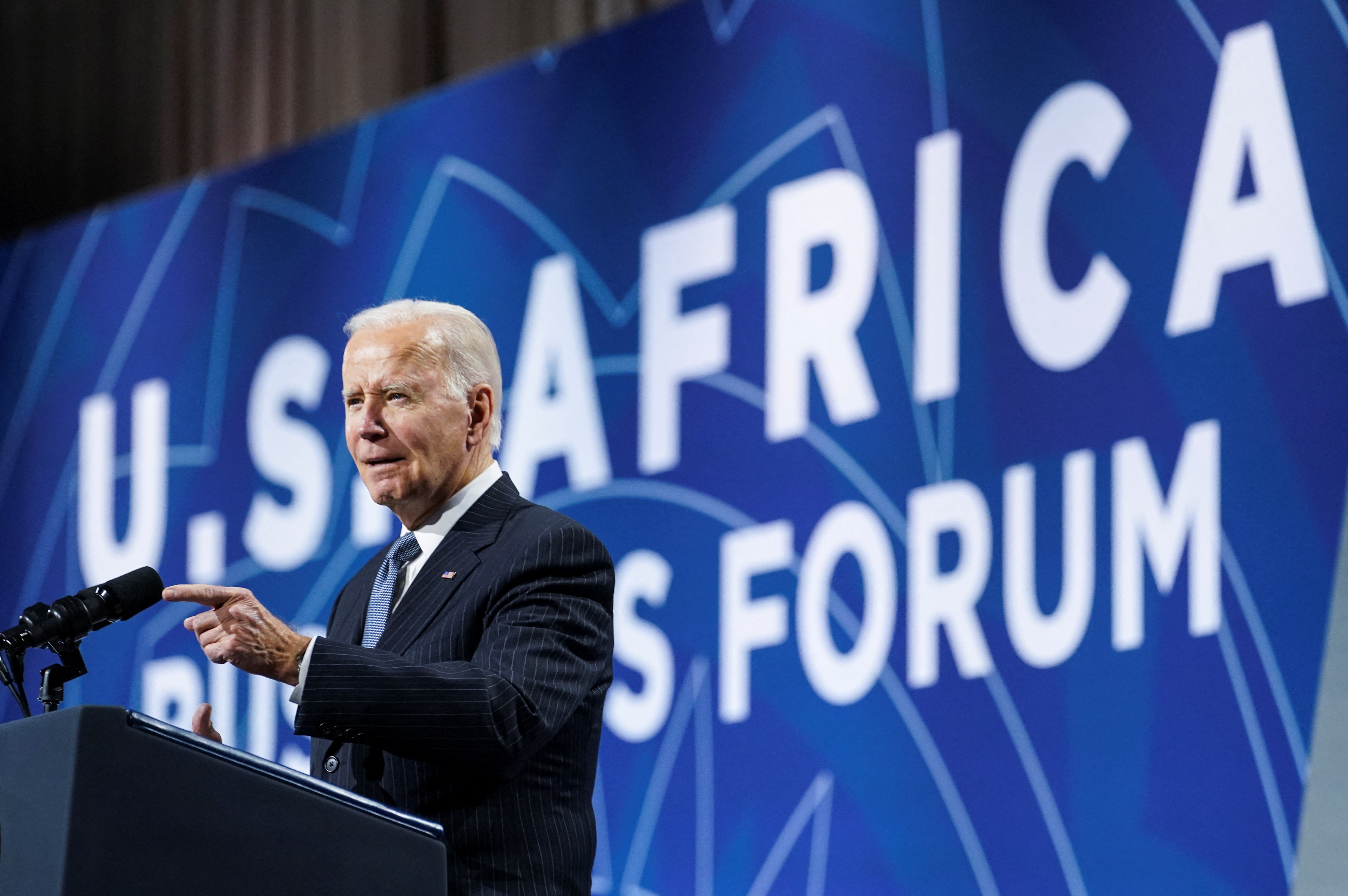 De Amerikaanse president Biden spreekt de VS-Afrikaanse leiderstop van 2022 in Washington toe