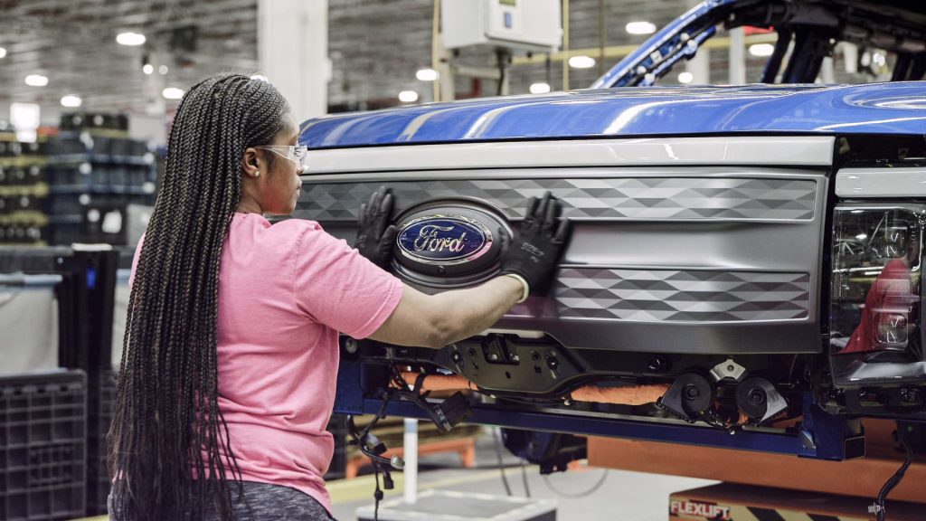 De CEO van Ford zegt dat 65% van de Amerikaanse dealers akkoord gaat met de verkoop van elektrische voertuigen
