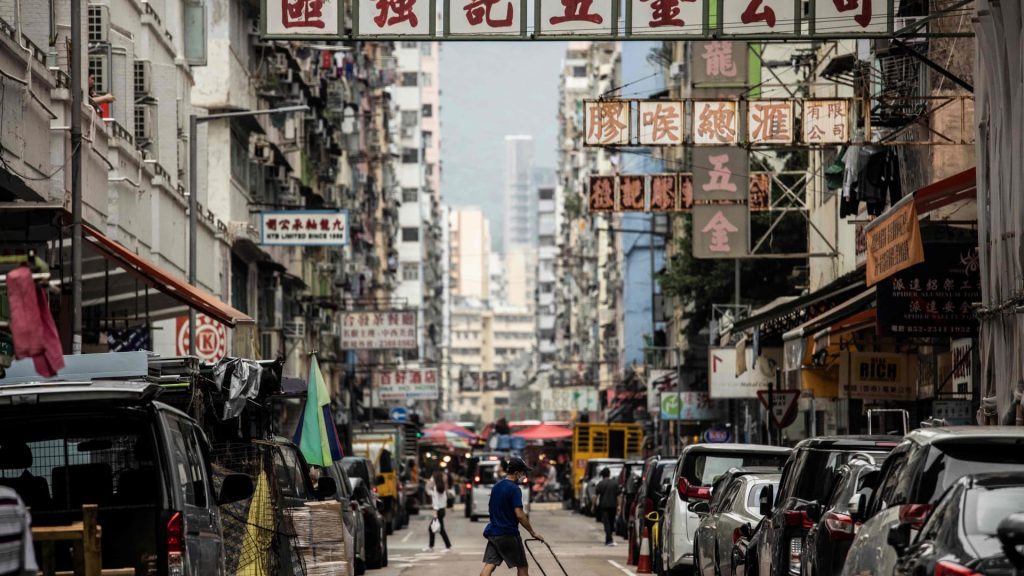 De aandelen in Hong Kong stegen met ongeveer 3% nadat berichten zeiden dat de stad overwoog een Covid-wet te versoepelen