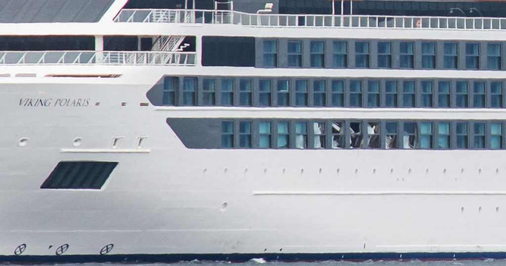 Een "schurkengolf" doodt een Amerikaanse vrouw en verwondt vier anderen op een cruiseschip in Antarctica