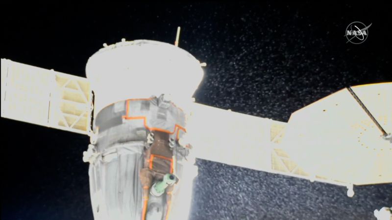 Het Sojoez-ruimtevaartuig meerde aan bij een koelvloeistoflek in het internationale ruimtestation ISS