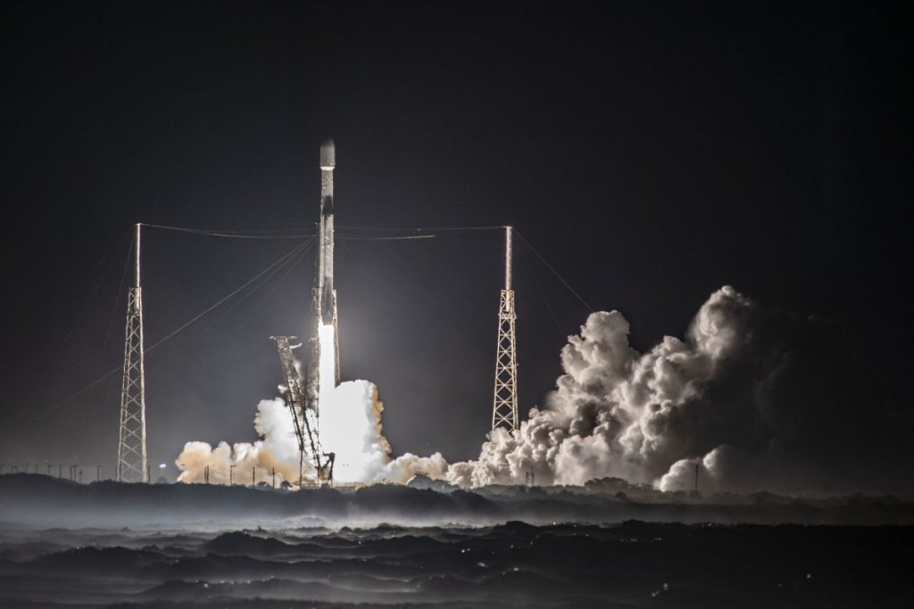 Kijk hoe een SpaceX-raket vandaag 2 communicatiesatellieten in een baan om de aarde lanceert (16 december)